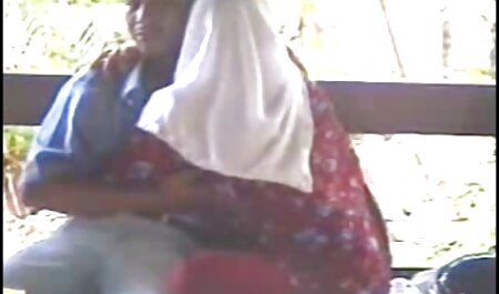 سارا جی یک الاغ خال کوبی فیلم خارجی سکسی 2018 شده روی دیک بزرگ یک پسر را در بالکن قرار می دهد