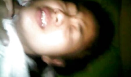 یک مدل مشاعره بزرگ با معشوقش در فیلم سکسی خارجی 2018 دره قدم می زند و به خودش می دهد