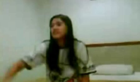 یک مباشر داغ با خال کوبی روی بدن او و در جوراب شلواری پاره شده ، با عکس سکسی خارجی زیبا کلاه به مسافران تسلیم شد