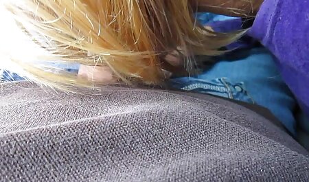 Taisiya Shanti در عکس سکسی دختران خارجی جوراب شلواری بدن خود را از طریق پارچه در اتاق خواب نوازش می دهد