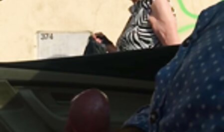 یک مرد بالغ یک دختر جوان را به شکل یک عکس سکیسی خارجی شوالیه می ریزد