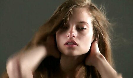 یک دختر عینک آفتابی در جوراب شلواری سواری بر تصویرسکسی خارجی روی پیچ و مهره ضخیم پسربچه اش سوار بر روی صندوق عقب است