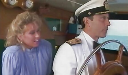 یک بلوند ناز در یک پیراهن آبی به طور فعال با فیلم سک۳۰ خارجی جرعه ای روی واحد مورد نظر خود نشسته است