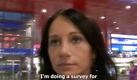 مرد موهای قهوه ای را تغذیه می کند زنی از یک قاشق فیلم سک۳۰ خارجی با تقدیر زبان