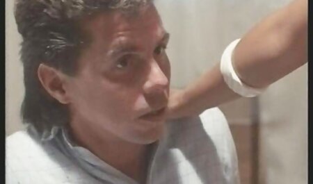 جمعیتی از مردان ضربات فیلم خارجی سگسی بزرگی را در دهان مادر شلوغ وارد می کنند