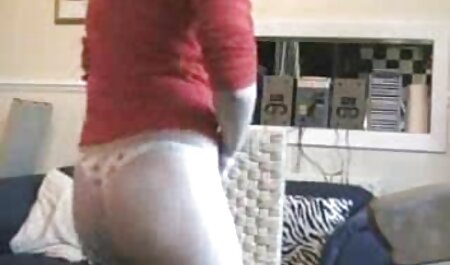 زیبایی سیاه سوار جلوی دوربین روی یک کیر بزرگ است فیلم سوپر خارجی دانلود