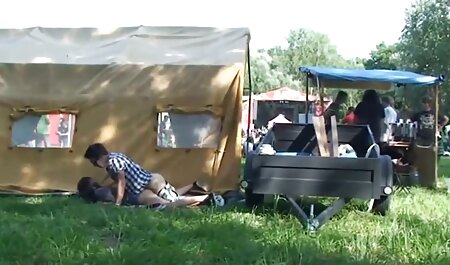 ماچو یک هالی شیرین با نوک سینه دانلود فیلم سوپرایرانی وخارجی های شکسته روی یک مبل خاکستری دارد