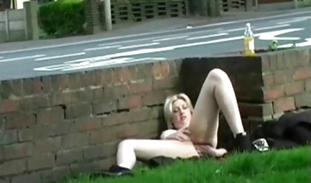 مردی یک بشکه بزرگ عکس شهوانی خارجی در الاغ یک زن شلوغ جلوی یک وب کم قرار داد