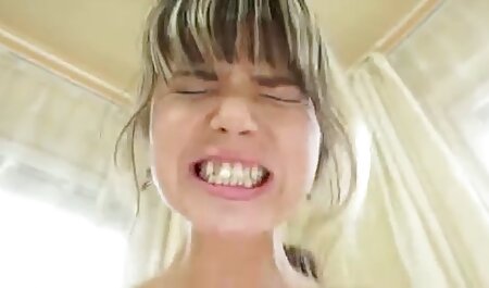 مادر بلوند در دفتر شیشه ها را جذب می کرد و تسلیم عکسهای سوپر خارجی او می شد