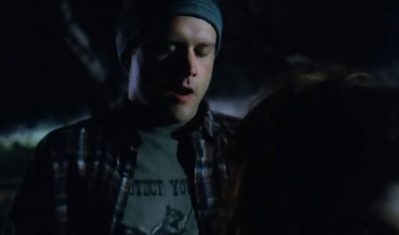 خدمتکار موهای تیره بر روی دانلود فیلم خارجی 2018 سکسی یک میز شیشه ای استمناء می کند