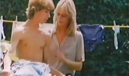 زن سیاه خالکوبی با لباس صورتی ، خودش دانلود فیلم سوپر خارجی را با یک کیرمصنوعی عظیم فریب می دهد