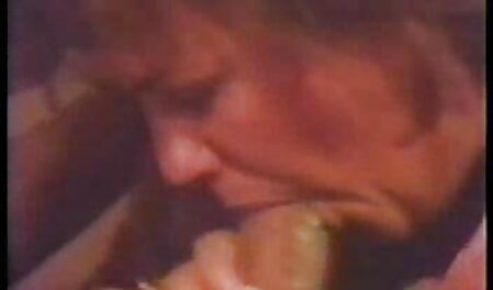 خانم با موهای قهوه سایت عکس سکسی خارجی ای از هاله در مبل لذت می برد