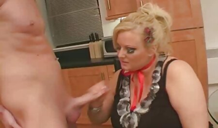 این گالری عکس سکسی خارجی مدل در کفش ورزشی برهنه روی شبیه ساز نشسته است و مربی آن را در ماندا قرار می دهد