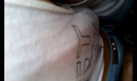 جوجه باریک چشم با جوانان بزرگ عکسهاسکسی خارجی میله های دو مرد را در اتاق خواب می مکید