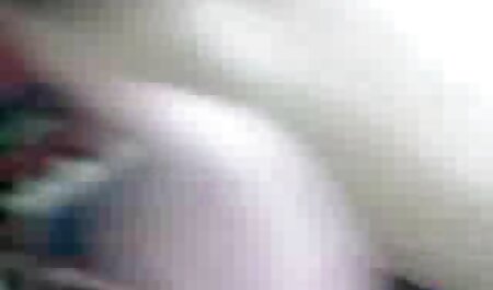 سبزه روسی یک عابر پیاده را مکیده و از کانال فیلم سوپر خارجی تلگرام ماشین تکیه می دهد