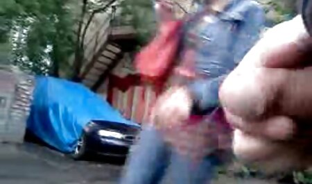 او آسیایی عکس سوراخ کون خارجی را با ماساژور بزرگ در خانه صدا کرد و خودش را به او هدیه داد