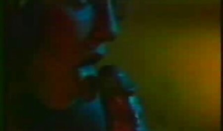 شخص عضله دو ورزش را در دهان خود که لب به کانال فیلم سوپر خارجی تلگرام لب است ، گرفت