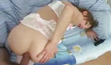 دختر كوچك روی مبل با یك کلیپ سکی خارجی دوست در موقعیتهای مختلف لعنتی كرد و یك تقدیر روی صورتش گرفت