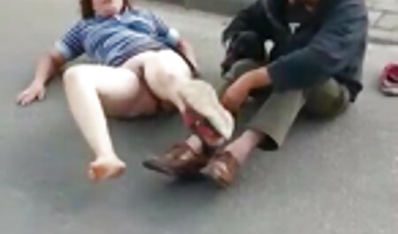 پس از زبان ، یک بلوند در سینه بند به مردی که در حمام روی تخت نازک است عکس سوراخ کون خارجی ، داده می شود