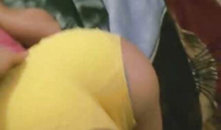 دختر در جوراب راه راه راه انگشت بیدمشک در حالی که سبک سگ کوچولو عگس سگسی خارجی بر روی مبل