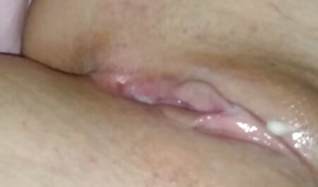 دو لزبین جوان با موهای تیره در مقابل دوربین مشاهده فیلم سوپر خارجی بوسه می زنند