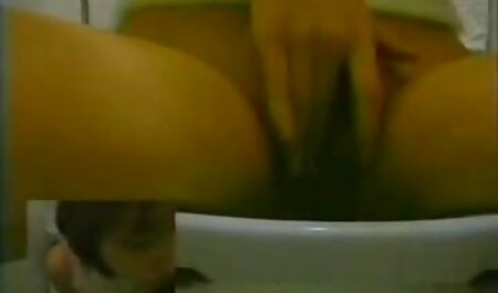 مردی که با یک زن سیاه فیلم سکسی خارجی جدید 2018 و سفید کوتاه قد روی یک مبل سفید لبخند می زند