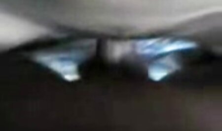 مرد جنا جرسون مقعد را با تقدیر در اتاق نشیمن پر عکسکوس خارجی می کند