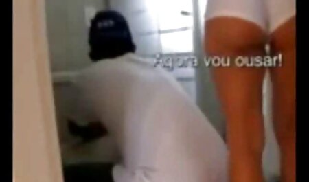 یک زن زیبا عکس های سکسی جدید خارجی که با لباس سبز پوشیده شده است به آرامی در آشپزخانه پریشان می شود