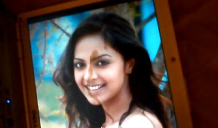 خانم سرخ در لباس شنا سکس کوس خارجی دیک دوست را در حیاط مکیده و خودش را به او می دهد