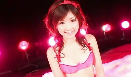 سبزه در جوراب ساق بلند خودش فیلم ها سوپرخارجی را با ویبراتور روی تخت لعنت کرد