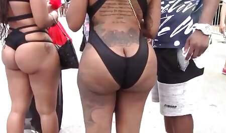 عمه دیلدو بالغ روی نمایش فیلم سوپر خارجی سطح آینه قرار گرفت و روی آن نشست