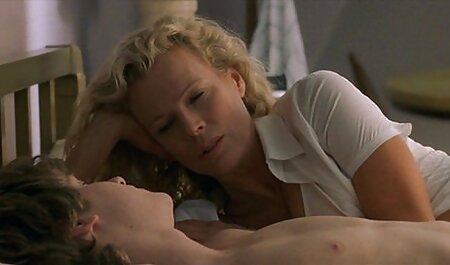 پس از زبان ، مردی با خال کوبی از یک زن جوان قهوه ای ، عکسکوس خارجی خروس را بیرون کشید