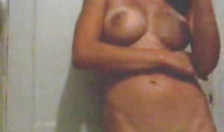 نوک سینه های بالغ دیک کلیپ گاییدن خارجی پرستوی بزرگ را زانو می زنند