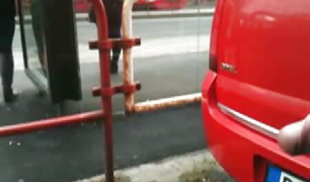 یک مرد سیاه پوشیده کلاه به گونه می دهد و با یک زن بالغ در ماسک در ماندا می دانلود فیلم خارجی 2018 سکسی جنگد