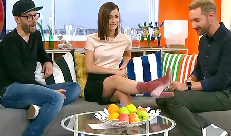 دختر آلمانی با شلوار جین که الاغ را در پس زمینه طبیعت عکس سگسی خارجی نشان می دهد