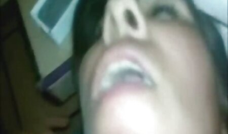 Kacek دختر را با کفش های صورتی تصویرسکسی خارجی با سبک سگ کوچولو روی زمین سوار می کند