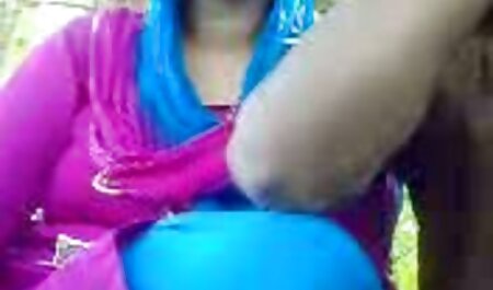 یک کیمارا با موی سرخ نمایش فیلم سوپر خارجی در حالی که ترکش را روی مبل اتاق نشیمن می گذارد ، به معشوق خود زبان می دهد