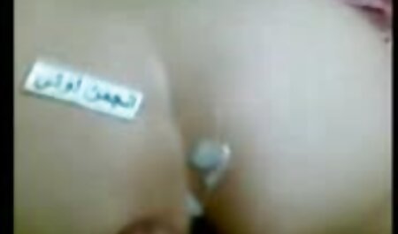 سبزه با لباس زیر قرمز گربه دانلود فیلم سکسی داستانی خارجی اش را با یک dildo شیشه ای در می آورد