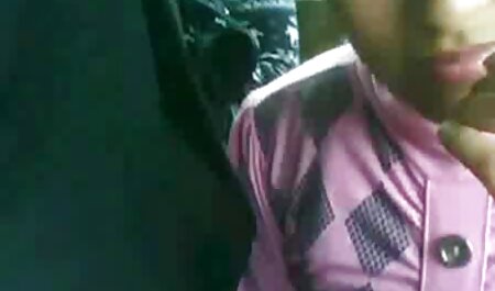 همسر پاهای خود را جلوی دستگاه جنسی که دانلود فیلم خارجی سکسی 2018 روی زمین قرار دارد پخش کرد