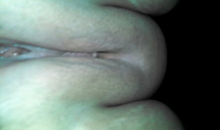 مدل زیبا نمایش فیلم سکسی خارجی در لباس زیر مشکی و جوراب ساق بلند از گزینه های مقعد زیر آلت تناسلی انتخاب شده