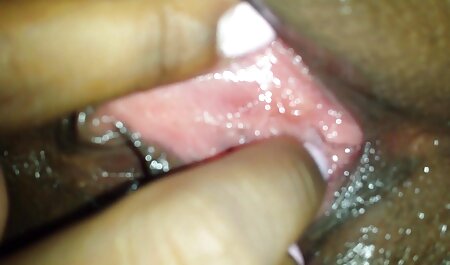 یک خانم جوان زیبا یک اتاق خروس بزرگ عکس سکسی خارجی زیبا را در یک اتاق روشن می خورد