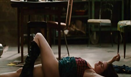 آبونی در خانه خود یک فیلم سکسی خارجی جدید 2018 زن خانه دار دارد که بیدمشک است