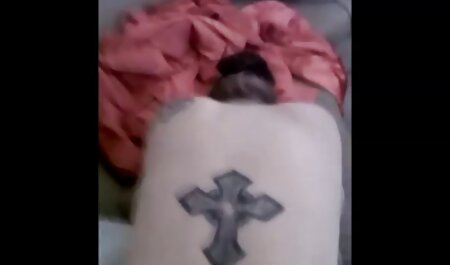 یک شوهر در اتاق خواب با عکس سسکی خارجی همسرش رابطه جنسی برقرار می کند