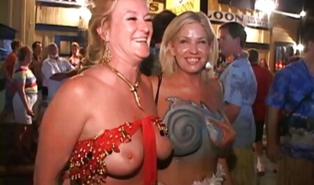 مردی تیره و تاریک با ظاهری کلاسیک روی مبل ، شور گالری عکس سکسی خارجی و شوق بی پنجه ای را سرخ می کند