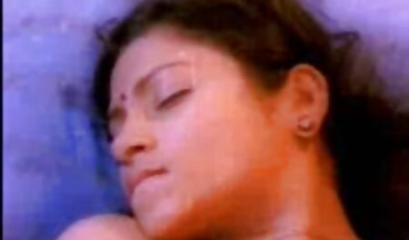 سبزه در شورت توسط یک پسر در رختخواب لعنتی عکس شهوانی خارجی می شود