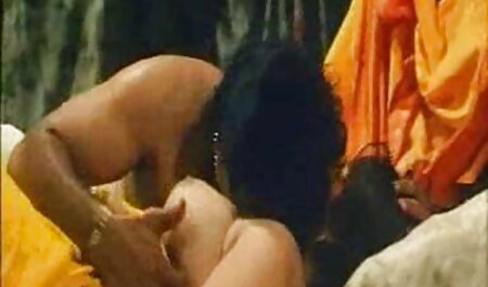 دختر عکس شهوتی خارجی با پیراهن و شلوار استراحت بزرگ خروس مالاتو را می کشد و او را به مقعد می برد