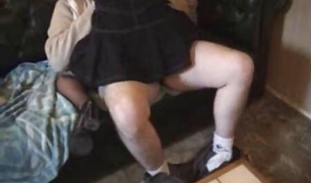 ورزش ها با جوانان بزرگ توسط یک عکسهایسکس خارجی شریک روی مبل لعنتی می شوند