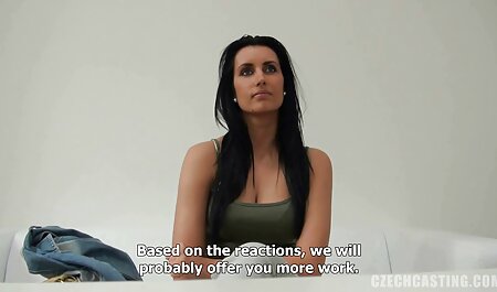 مرد محبوب یک فیلم خارجی سگسی مرغ ورزشی بر روی فرش سبز دارد