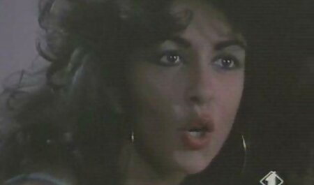 جوجه دانلود فیلم خارجی سک سیاه با رنگدانه هایی که بر روی سر او ساخته شده است ، خروس مرد سفید را مکیده است