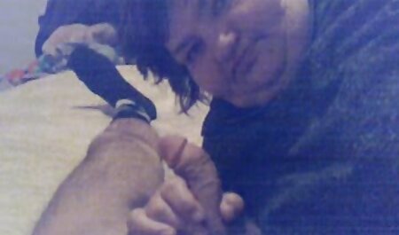 دو لزبین که تصاویر سکسی خارجی روی مبل مشت می کنند